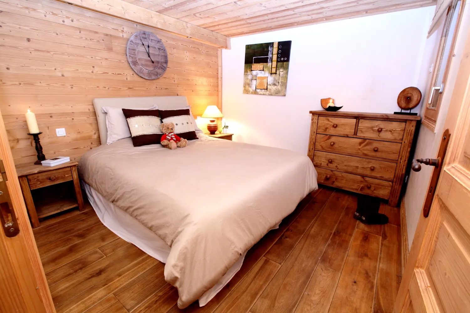 Alpine bedroom with wood panelling